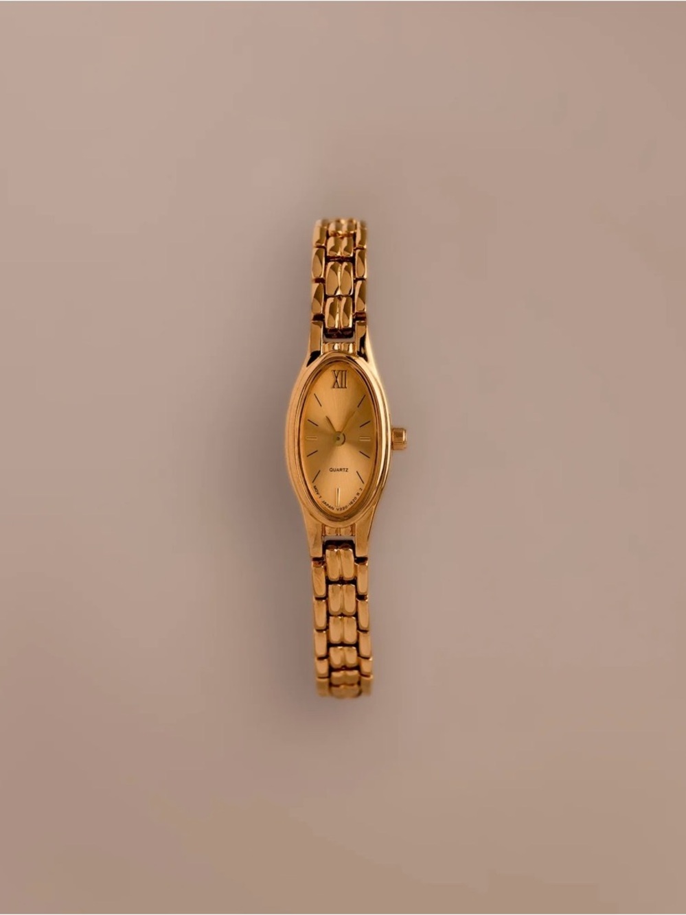 Caitlyn Minimalist Slim Oval Timepiece 18K Gold - Picture 2 of 4